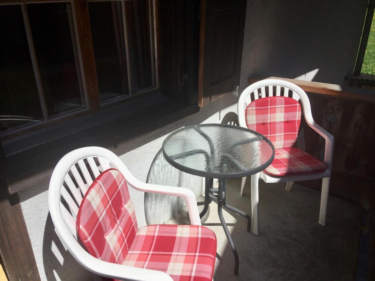 Ferienwohnung Uf Z'Enisch Klosters Exterior foto