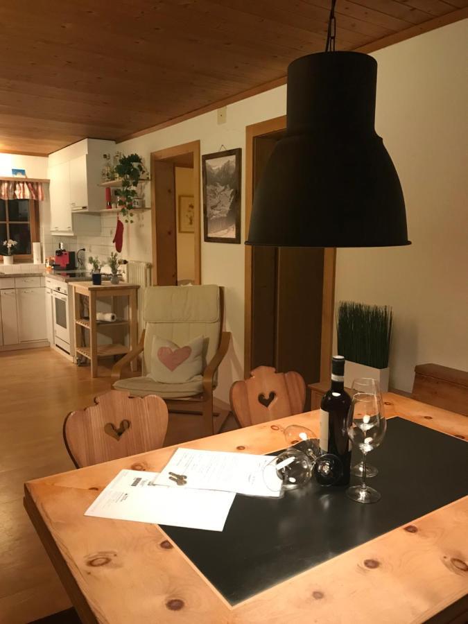 Ferienwohnung Uf Z'Enisch Klosters Exterior foto